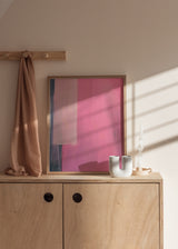 Abstraktes Wandbild in Kaugummirosa mit Farbblöcken, moderner dekorativer Stil. Erhältlich auf kudeko.com