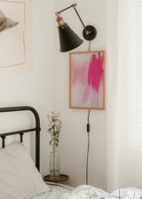 Cuadro decorativo de estilo abstracto y minimalista colocado en dormitorio, pinceladas abstractas en tonos rosa, modelo Pink Brushstrokes III
