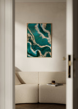 Gerahmtes abstraktes Wandbild mit fließenden Formen in Türkis, Smaragdgrün, Elfenbeinweiß und goldenen Details, im organischen und zeitgenössischen Stil. Erhältlich auf kudeko.com