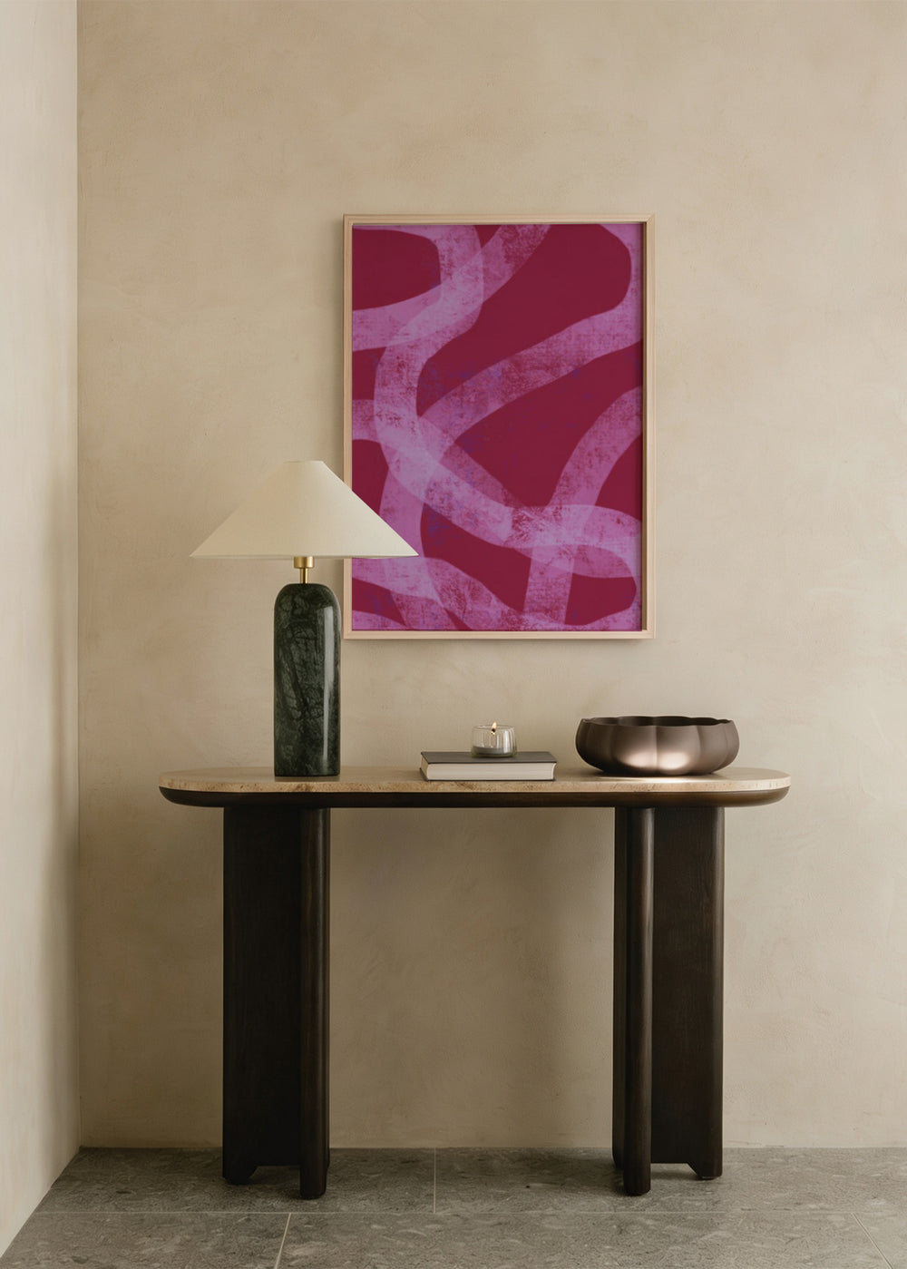 Tableau abstrait rose et fuchsia avec formes courbes, dans un cadre noir. Disponible sur kudeko.com