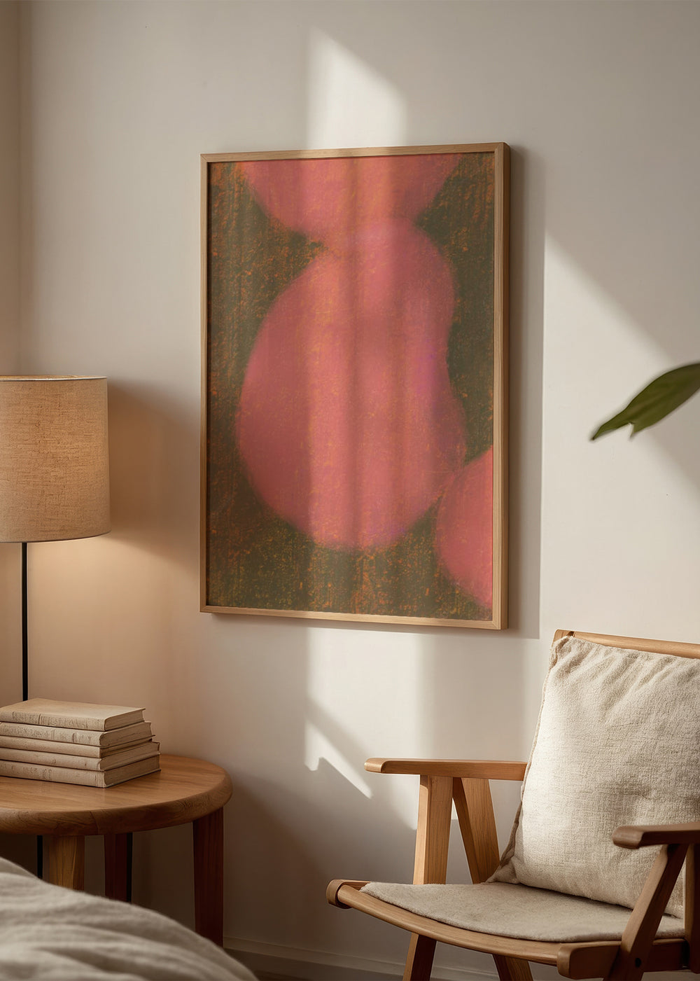 Tableau abstrait avec formes rosées diffuses sur fond sombre texturé, dans un cadre noir, kudeko.com. Disponible sur kudeko.com