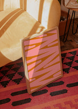 Tableau avec bandes diagonales irrégulières en rose corail et orange terre cuite, composition abstraite dynamique au contraste marqué et au style contemporain. Disponible sur kudeko.com