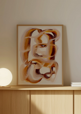 Cuadro decorativo de estilo abstracto y minimalista colocado en salón, trazos abstractos fluidos en tonos ámbar, modelo Flowing Amber Paths
