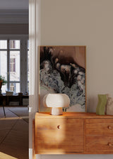 Cuadro decorativo de estilo abstracto y minimalista colocado en salón, composición abstracta orgánica en tonos tierra, modelo Kalahari