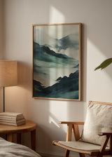 Wandbild mit verschwommenen Bergen, nebelumhülltem See, Blaugrün, Rauchgrau und tiefem Schwarz im Natur und Landschaften Stil. Erhältlich auf kudeko.com