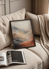 Wandbild mit verschwommenen Bergen im Nebel und ätherischen Tälern in Ocker, Terrakotta, Beige und Blaugrau, im Natur- und Landschaftsstil. Erhältlich auf kudeko.com