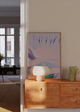 Wandbild abstrakt in Lavendel-, Rosa- und Blautönen mit fließenden, dynamischen Formen und sanfter, zeitgenössischer dekorativer Ausstrahlung. Erhältlich auf kudeko.com