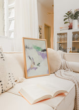 Tableau abstrait en blanc, lavande et vert avec composition éthérée et douce, style décoratif apaisant. Disponible sur kudeko.com