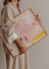 Wandbild abstrakt und dynamisch mit rosa, senffarbenen und schwarzen Linien, moderner dekorativer Stil. Erhältlich auf kudeko.com