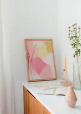 Tableau abstrait coloré dans des tons rose, pêche et jaune, style décoratif moderne et lumineux pour le salon ou la chambre. Disponible sur kudeko.com