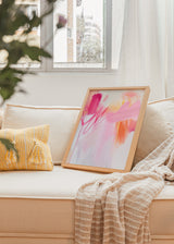 Cuadro decorativo de estilo abstracto y minimalista colocado en salón, pinceladas abstractas en rosa y coral, modelo Pink Brushstrokes IV