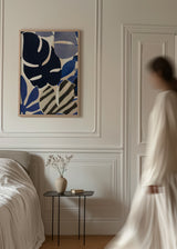 Tableau encadré avec feuilles tropicales abstraites en bleu marine, bleu cobalt, gris lavande, blanc et noir, dans une composition botanique moderne au style abstrait. Disponible sur kudeko.com