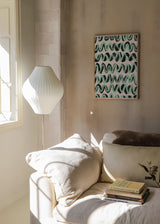 Tableau avec motif ondulé en zigzag turquoise, noir et gris sur fond clair, composition répétitive au style abstrait et graphique pour décoration murale. Disponible sur kudeko.com