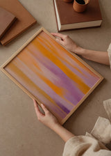 Cuadro decorativo de estilo abstracto y orgánico colocado en salón, composición abstracta en tonos pastel cálidos, modelo Colorful Blush