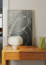 Cuadro decorativo de estilo blanco_y_negro y mar_y_playa colocado en salón, fotografía serena de orilla del mar con surfista, modelo El mar mi refugio II