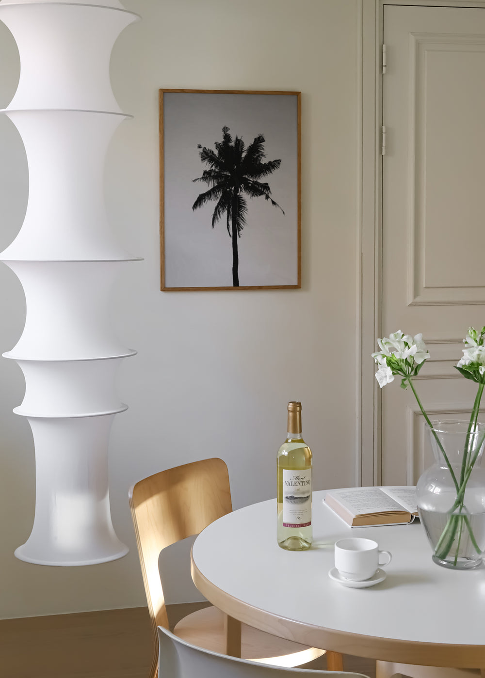 Gerahmtes Wandbild mit tropischer Palme als schwarze Silhouette vor hellgrauem Hintergrund, klare Komposition, starker Kontrast und fotografischer Stil. Erhältlich auf kudeko.com
