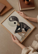 Cuadro decorativo de estilo blanco_y_negro y minimalista colocado en salón, ilustración surrealista en acuarela de figura femenina, modelo Coastal Art Brown V