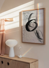 Cuadro decorativo de estilo blanco_y_negro y minimalista colocado en salón, composición abstracta en blanco y negro, modelo Doodle Veris Collection VIII