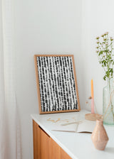 Wandbild mit abstrakter Komposition aus unregelmäßigen schwarzen und grauen Streifen auf weißem Hintergrund, in linearem und grafischem Stil für moderne Wandgestaltung. Erhältlich auf kudeko.com