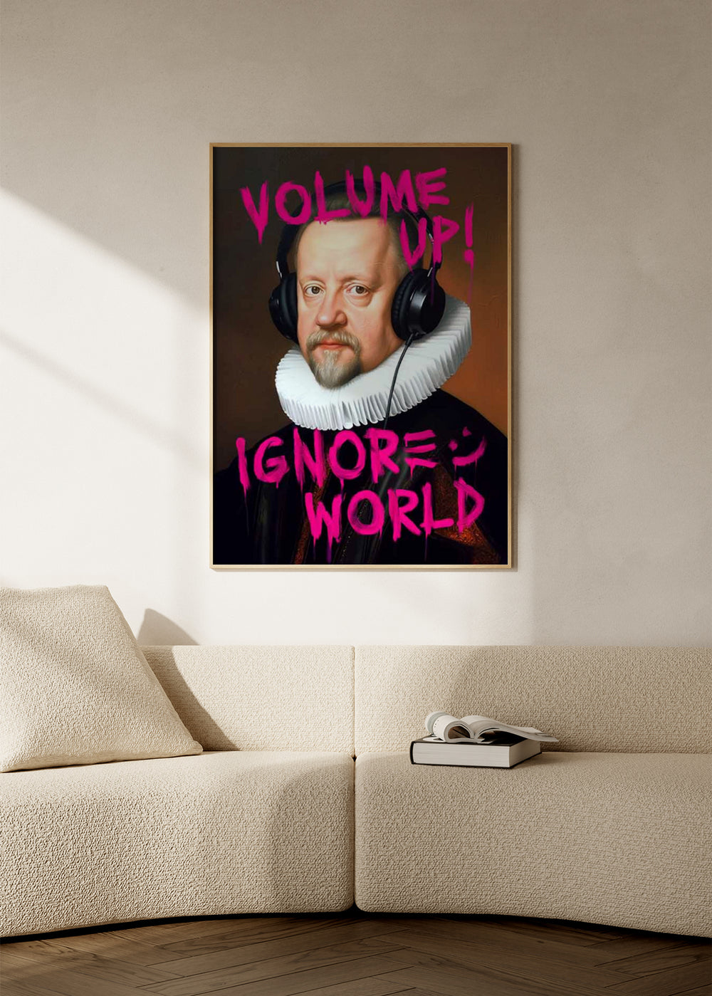 Wandbild im Pop-Art-Stil mit klassischem Porträt, Kopfhörern und rosa Graffiti, dekorativer moderner Look. Erhältlich auf kudeko.com