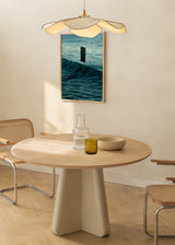 Gerahmtes Wandbild mit Meer, petrolblauen Wellen, türkisem Wasser, schwarzer schwebender Tür und surrealer Komposition im Landschaftsstil. Erhältlich auf kudeko.com