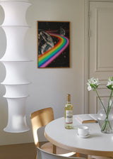 Surrealistisches Wandbild mit Regenbogen im Weltraum, der die Erde und den Mond verbindet, mit himmlischer dekorativer Wirkung. Erhältlich auf kudeko.com