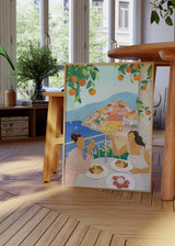 Quadro de cena mediterrânica com duas mulheres numa esplanada, mar azul, vila de Positano, laranjeiras suspensas, casas em tons pastel e estilo de ilustração luminoso. Disponível em kudeko.com