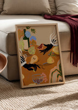 Cuadro decorativo de estilo colorido y ilustración colocado en comedor, naturaleza muerta artística con frutas y manos, modelo Handful of Love