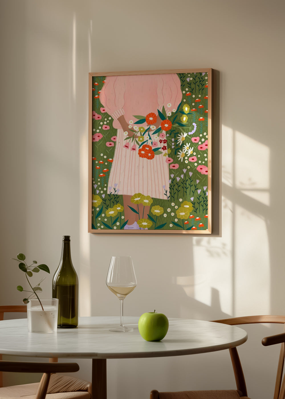 Farbiges illustriertes Wandbild mit einer Frau mit Blumenstrauß auf einer Wiese, von Bea Muller. Erhältlich auf kudeko.com