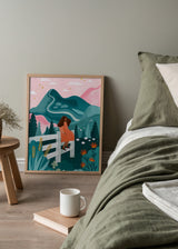 Cuadro decorativo de estilo colorido y ilustración colocado en dormitorio, mujer contemplando un paisaje de montaña soñador, modelo Dreamy Mountain View