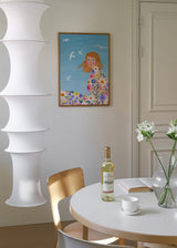 Farbiges illustriertes Wandbild mit einer Frau, Blumen und Möwen im dekorativen Stil von Bea Muller. Erhältlich auf kudeko.com