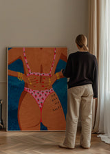 Tableau avec figure féminine de dos, lingerie rose à motif fraises, fond bleu profond, bijoux dorés, ongles rouges et style illustration contemporain. Disponible sur kudeko.com