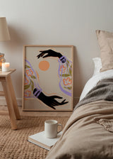 Cuadro decorativo de estilo colorido y ilustración colocado en salón, figura abstracta con sol y flores, modelo Embrace The Sun