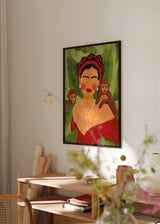 Gerahmtes Wandbild mit weiblichem Porträt inspiriert von Frida Kahlo, zwei Affen, großen grünen Tropenblättern, rotem Kleid, hellem Schmuck und Illustrationsstil in Braun- und Cremetönen. Erhältlich auf kudeko.com