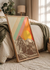 Gerahmtes Wandbild mit verschneiten Bergen in Sepiatönen, großer gelber Sonne und diagonalen Streifen in Orange, Koralle, Aqua und Creme im Vintage-Stil. Erhältlich auf kudeko.com