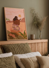 Wandbild mit sitzender Frau im Wasser, grafischer Sonne, Palmen, tropischen Pflanzen sowie Altrosa, Terrakotta, Lila und Grün im gerahmten Illustrationsstil. Erhältlich auf kudeko.com