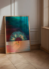 Gerahmtes Wandbild mit einsamer Figur auf leuchtender Fläche, großem kreisförmigem Lichtschein, Himmel in Türkis, Koralle, Rosa und Schwarz, abstrakter Komposition im surrealen und futuristischen Stil. Erhältlich auf kudeko.com