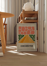 Tableau encadré de Chichén Itzá avec pyramide jaune, fleurs corail, feuillages verts, fond clair et composition graphique en style illustration. Disponible sur kudeko.com