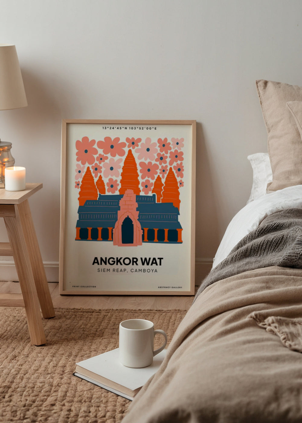 Gerahmtes Wandbild mit dem Tempel Angkor Wat, großen korallfarbenen und rosa Blumen, Architektur in Dunkelblau und Orange, dekorative Komposition im Illustrationsstil auf hellem Hintergrund. Erhältlich auf kudeko.com