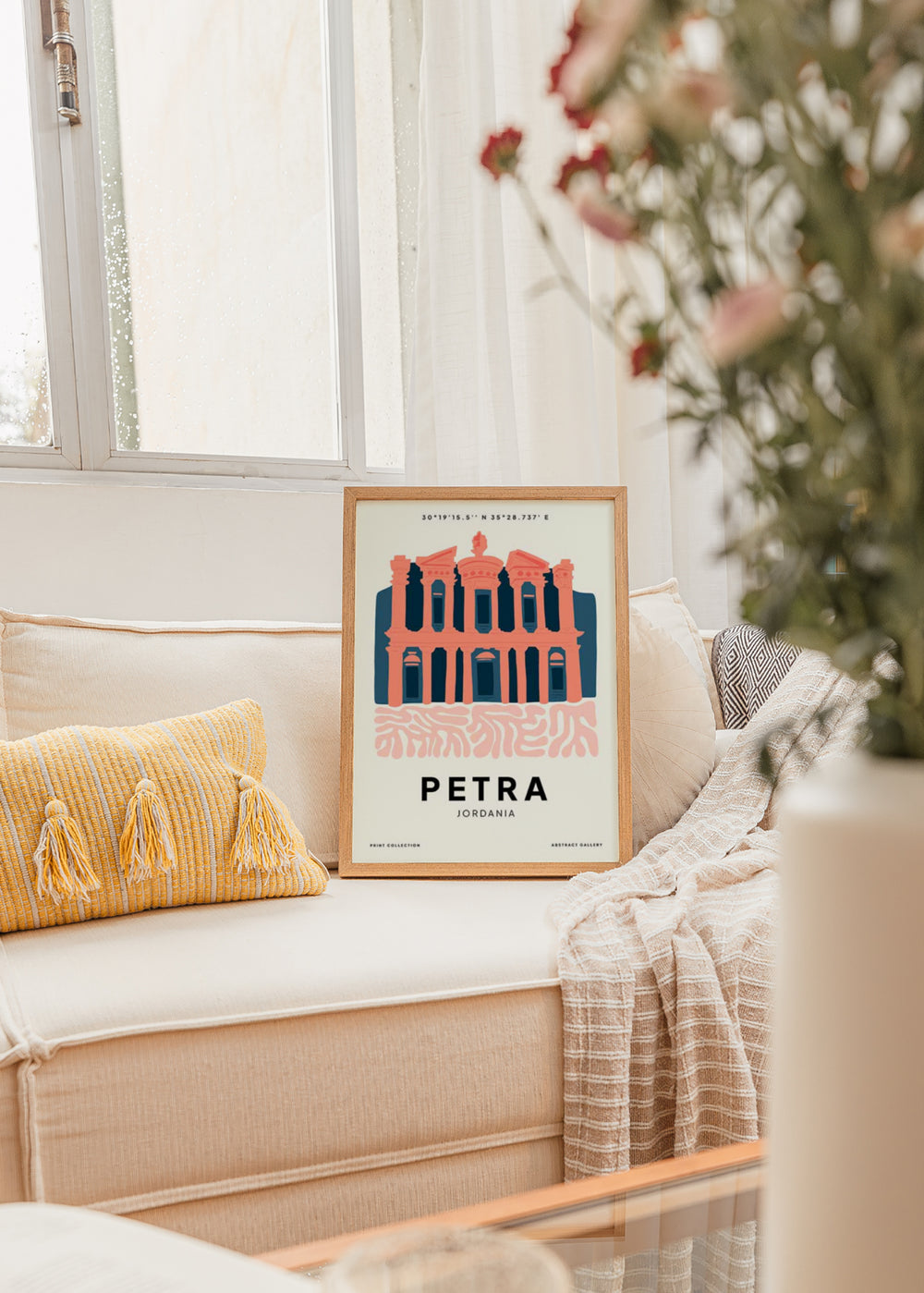 Tableau encadré avec la façade de Pétra en Jordanie, en corail, bleu foncé et rose doux, dans un style illustration architecturale avec typographie et coordonnées géographiques. Disponible sur kudeko.com