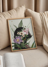 Cuadro decorativo de estilo flores y sereno colocado en salón, retrato botánico femenino con flores moradas, modelo Purple Flower
