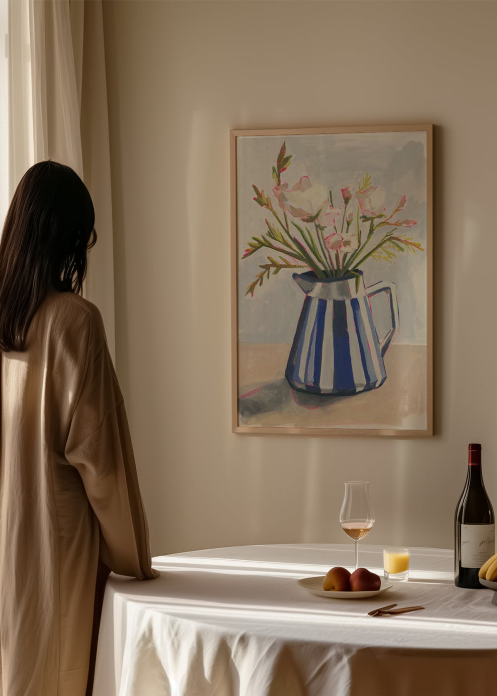Gerahmtes Wandbild mit Strauß aus weißen und rosafarbenen Blumen in blau weiß gestreifter Kanne, hellem Hintergrund in Beige und Grau, zarter floraler Stil. Erhältlich auf kudeko.com