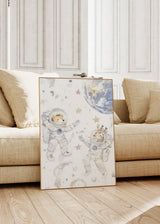 Tableau encadré avec lion et girafe astronautes flottant parmi étoiles, petits astéroïdes et planète bleue, en beige, gris et bleu clair, dans un style enfantin illustré et doux. Disponible sur kudeko.com
