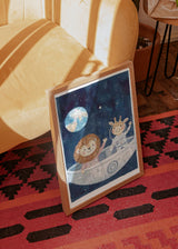 Tableau avec lion et girafe en astronautes dans un vaisseau spatial, fond bleu nuit étoilé, planète bleu clair, tons beige et blanc, style enfantin doux. Disponible sur kudeko.com