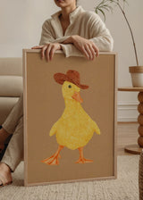 Cuadro decorativo de estilo ilustración y animales colocado en habitación_infantil, patito vaquero infantil, modelo Daphne the Cowgirl Duckling