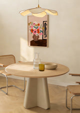 Quadro ilustrado colorido com ramo de flores numa jarra e quadro abstrato ao fundo, imagem de Bea Muller, kudeko.com. Disponível em kudeko.com