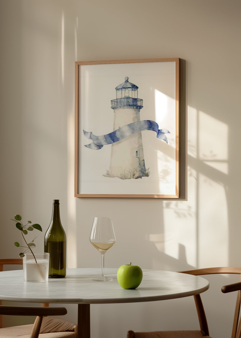 Tableau encadré avec phare blanc, détails bleu grisé, lanterne supérieure et ruban ondulant, sur fond clair, dans un style illustré pour chambre d’enfant et univers marin. Disponible sur kudeko.com