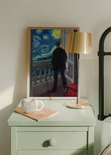 Cuadro decorativo de estilo ilustración y minimalista colocado en salón, hombre contemplando una noche estrellada desde el balcón, modelo Starry Night View