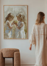 Quadro infantil que captura duas meninas em um lindo momento de cumplicidade. Disponível em kudeko.com