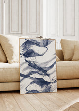 Cuadro decorativo de estilo mar_y_playa y abstracto colocado en salón, pinceladas abstractas de inspiración costera, modelo Coastal Brushstrokes